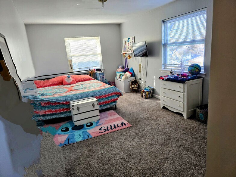 Large bedrooms - 930 Green St