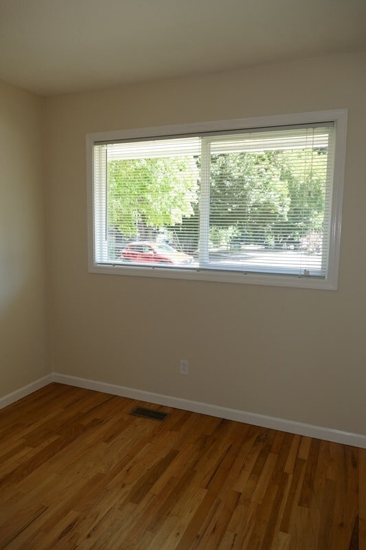 Building Photo - SE Garrett Dr - Milwaukie 3 bedroom with hardwood floors