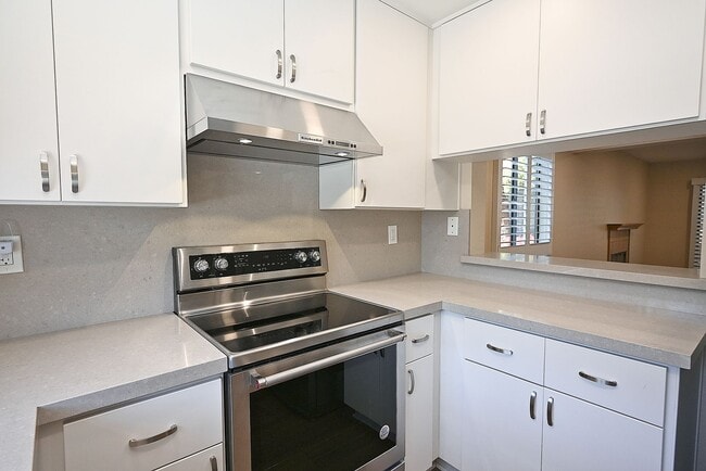 Building Photo - $3190 -- Beautifully Remodeled Townhome in...
