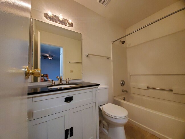 Building Photo - 2 Bedroom 2 Bath - 1 story Townhome - Shadow Mountain