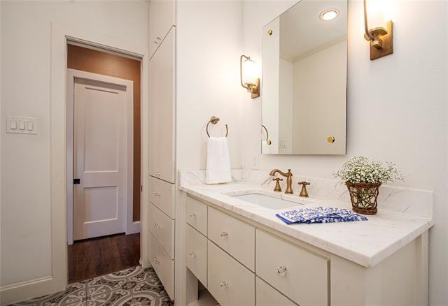 Building Photo - 1134 N Clinton Ave