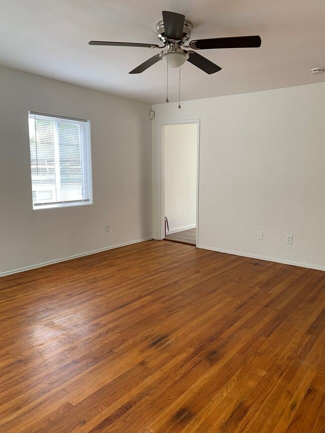 Building Photo - Spacious 2 bedroom