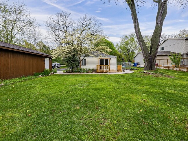 Building Photo - Welcome to this beautiful 2 bedroom, 1 bat...