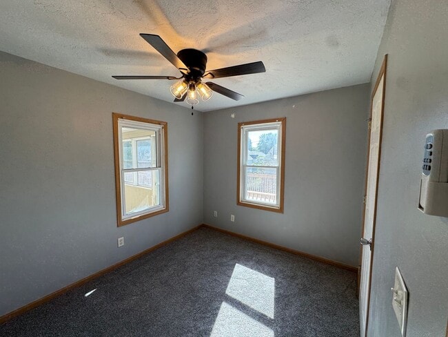Building Photo - Updated 2 Bedroom Home with Central Air, H...