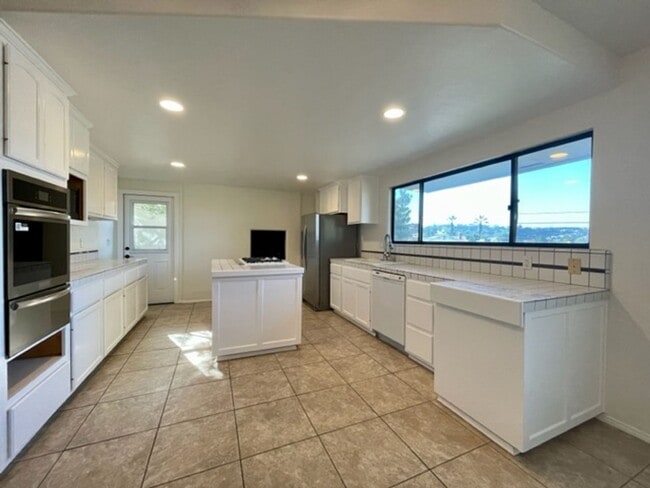 Building Photo - Spacious Two Story Home with West-Facing v...