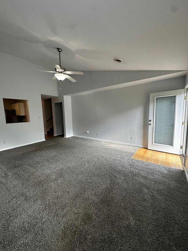Building Photo - Knoxville 37914 - 3 bedroom, 2 bath home - Contact Regina Upshaw (865) 237-2369