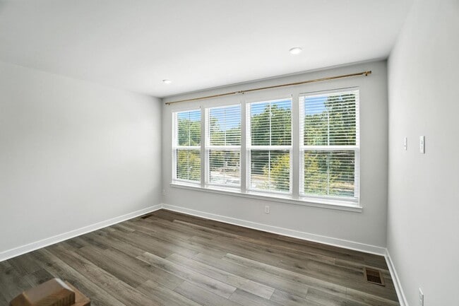 Building Photo - Modern City Living Near Uptown Charlotte