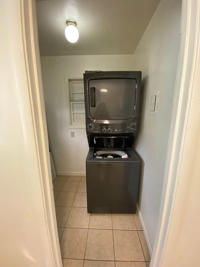 Building Photo - Rent Reduction!! 1bed/1bath Duplex within walking distance of Downtown Fairfield