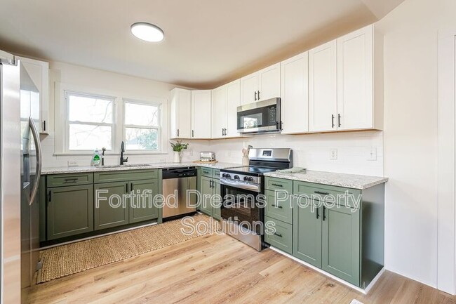 Building Photo - 2422 Queen St