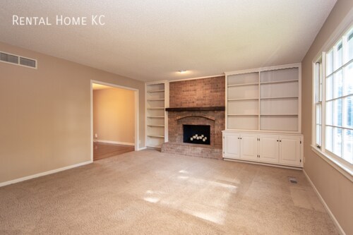 Building Photo - Beautifully updated split level with Finis...