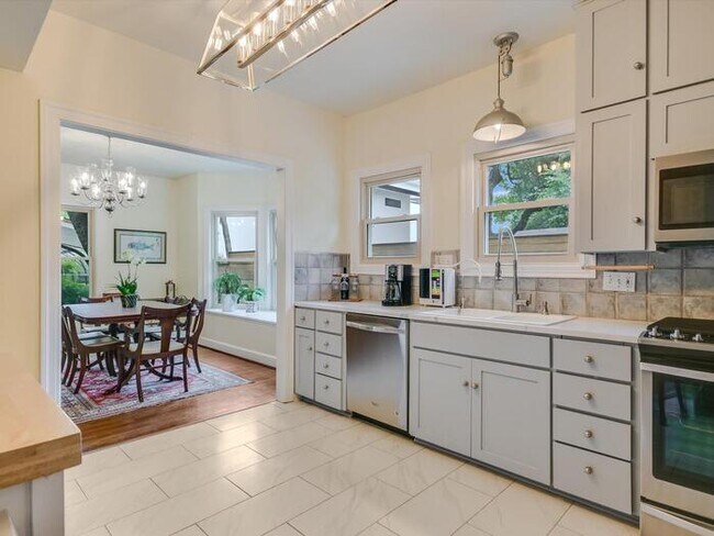 Building Photo - Charming 4 beds 4 baths in Austin!