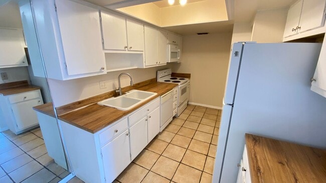 Building Photo - Two Bedroom, Two Bath in Orlando - Priced to Rent!
