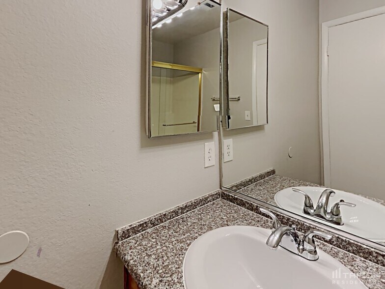 Building Photo - 104 Edelweiss St