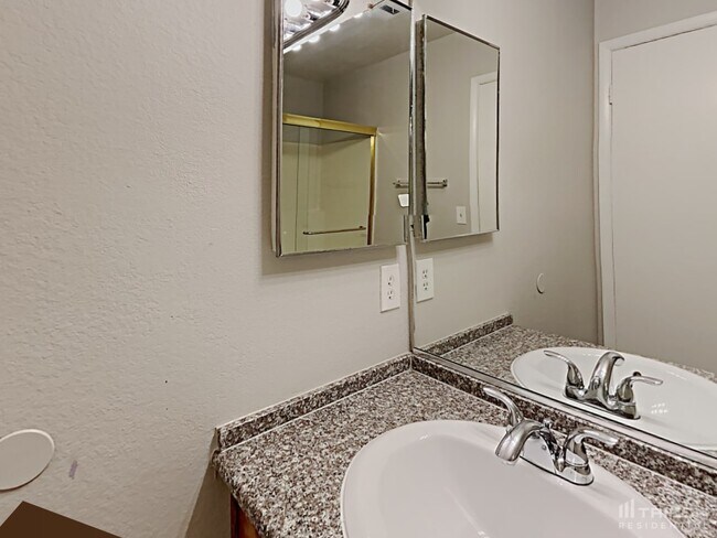 Building Photo - 104 Edelweiss St