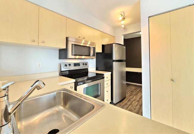 Building Photo - Everett Condo at Nautica Soundview 2 bed/2...
