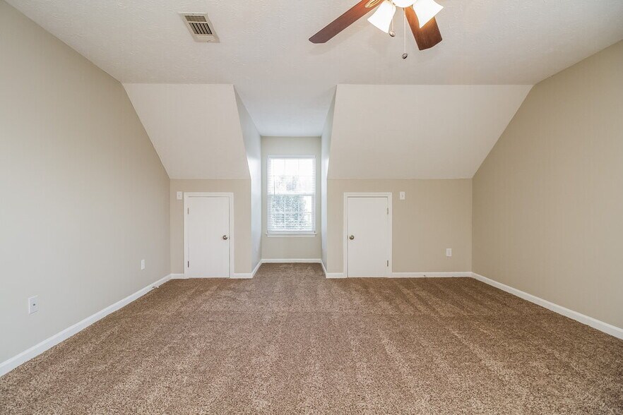 Building Photo - 2211 New Port Dr