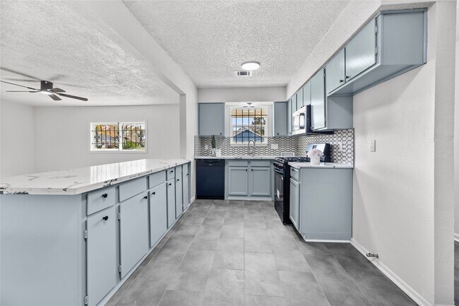 Building Photo - 10027 Valley Sun Dr