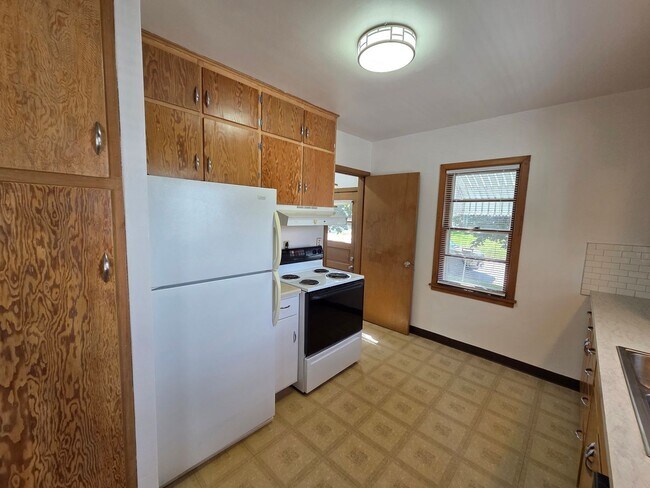 Building Photo - 4 Bedroom remodeled House Cedar Falls