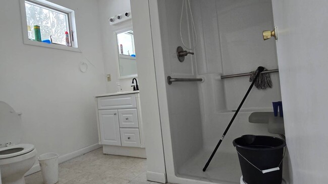 Building Photo - 610 Dickson St