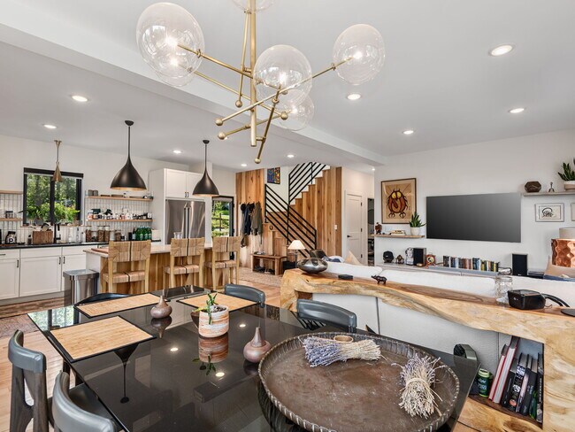 Building Photo - Creek Side *Unfurnished