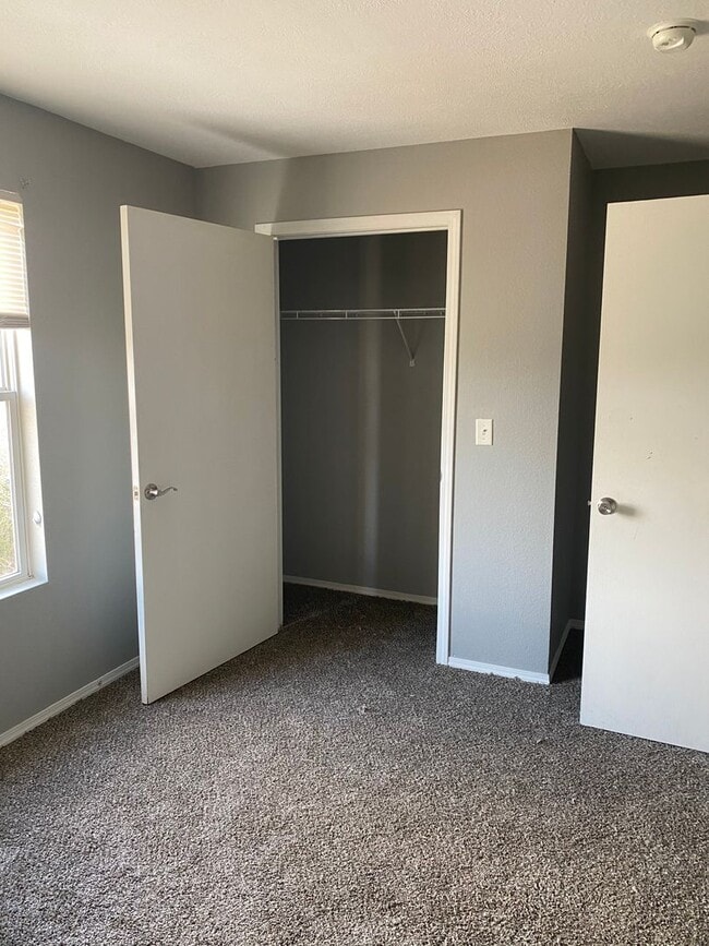 Building Photo - 3 bedroom/2 bath condo unit