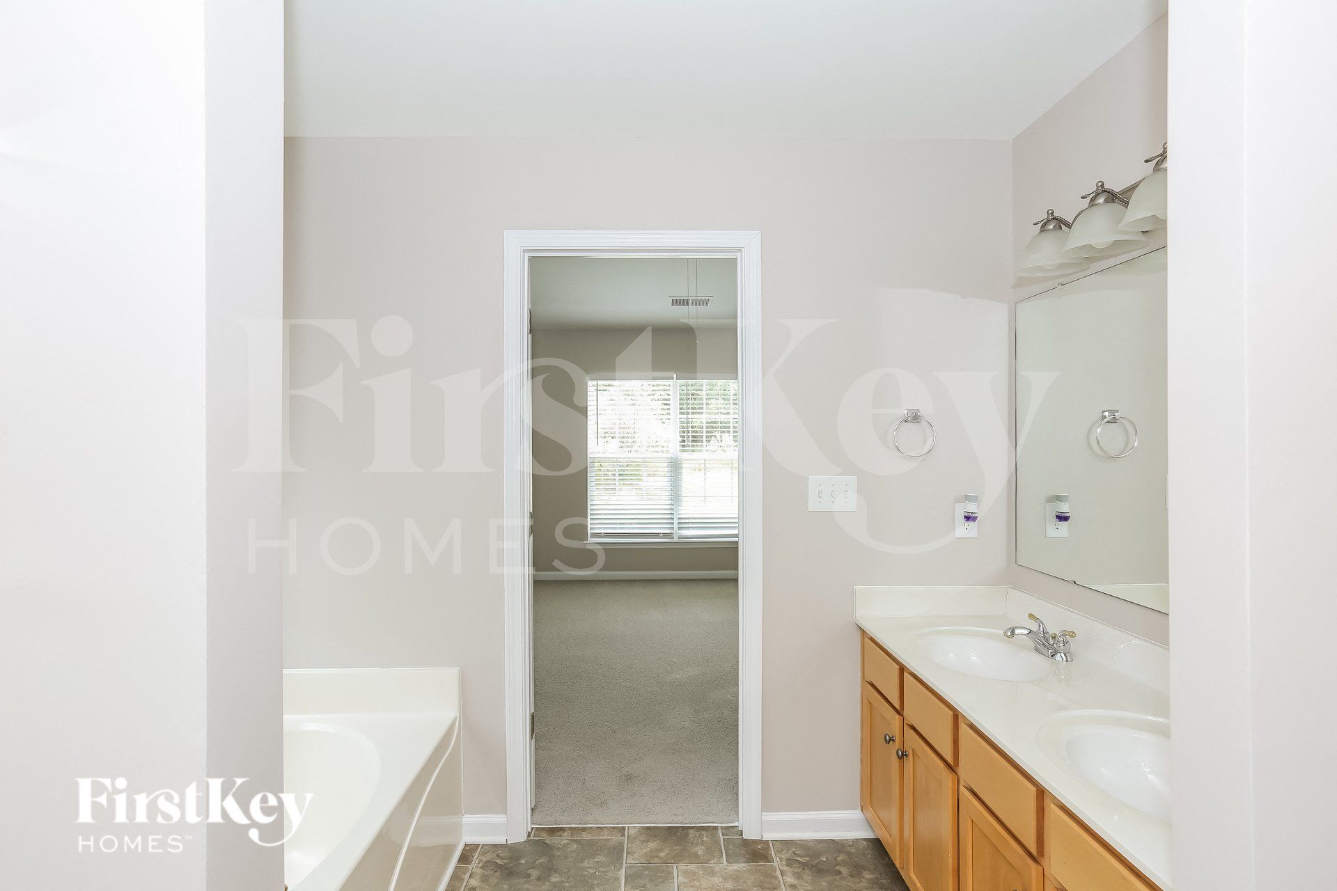 Building Photo - 1941 Summit Ridge Ln