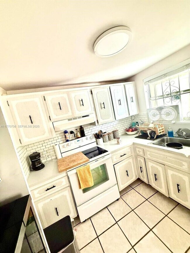 Building Photo - 1580 West Ave