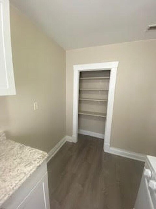 Building Photo - Newly updated 1 bedroom + office