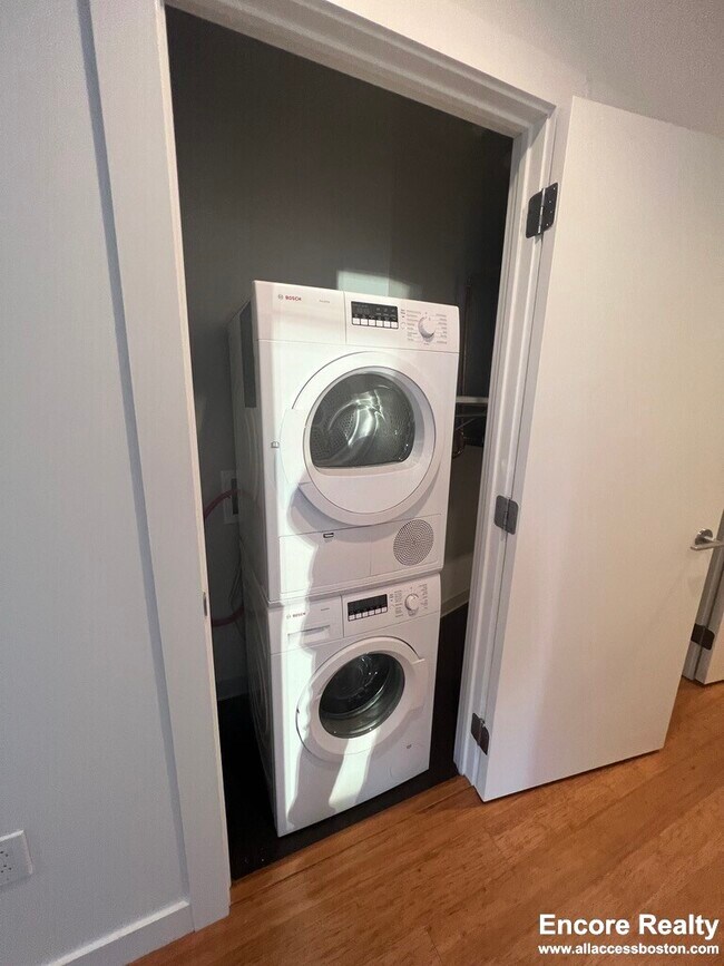 Building Photo - 120 Kingston St