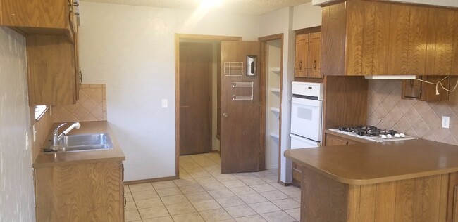 Building Photo - 4 bedroom