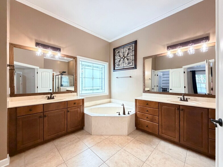 Building Photo - 5604 Pine Rock Ct