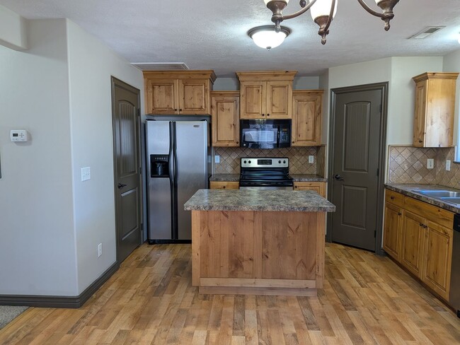 Building Photo - 3 bed 1.5 bath IMMACULATE END-UNIT Townhome in the Meadows