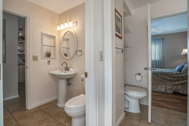 Building Photo - Fully Furnished 2 Bed/1.5 Bath, Maui Gardens Condo with Resort Amenities and Steps to the Beach!