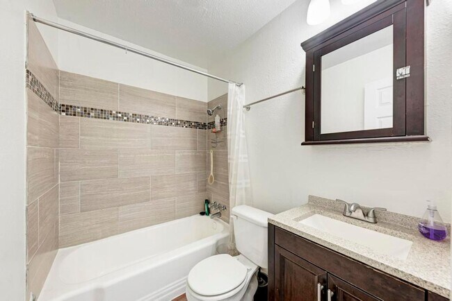 Building Photo - Amazing 1 bedroom off Manor rd.  Central A...