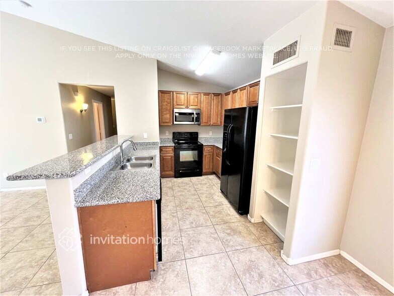 Building Photo - 1057 S Wildrose Cir