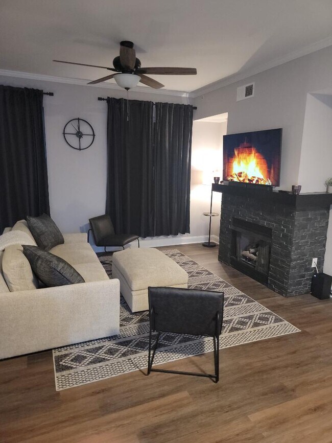 Building Photo - 405 W 7th St