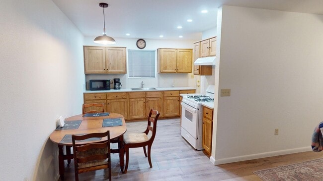 Building Photo - Newly remodeled, fully furnished, 2 bedroo...