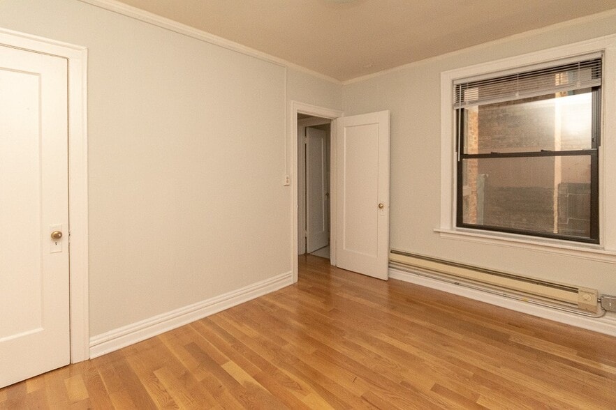 Building Photo - 430 W Roscoe St