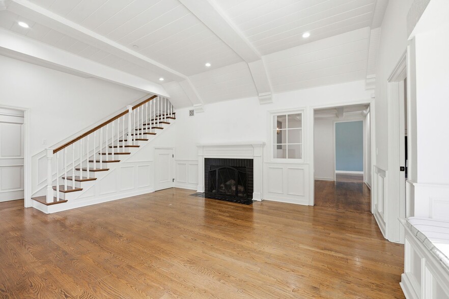 Building Photo - Beautiful Two-Story Burbank Home with Pool, Hardwood Floors & Guest House