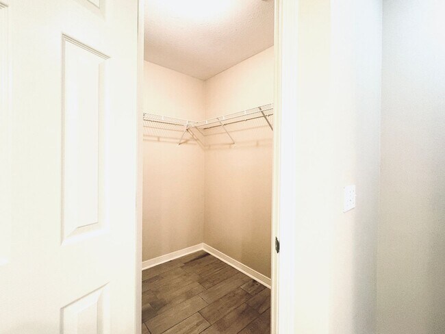 Building Photo - 10621 Creek Ridge Dr