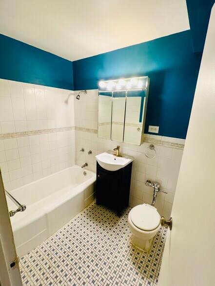 Building Photo - 6030 N Sheridan Rd