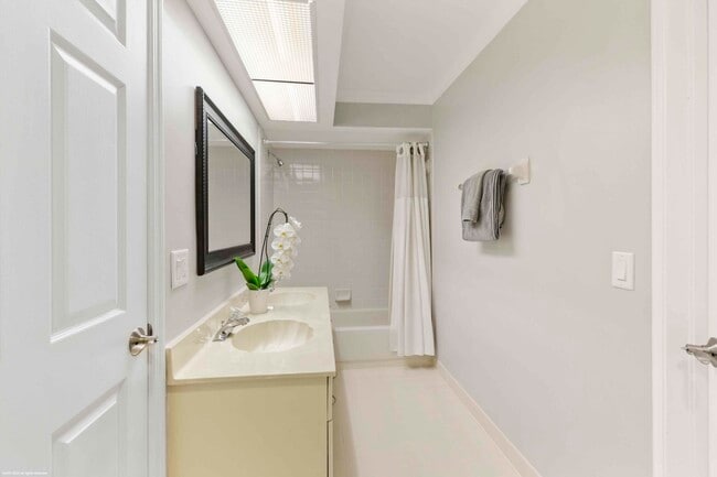 Building Photo - 23 Lexington Ln W