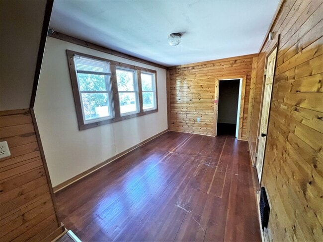 Building Photo - 1111 W 4th- 4 bedroom house