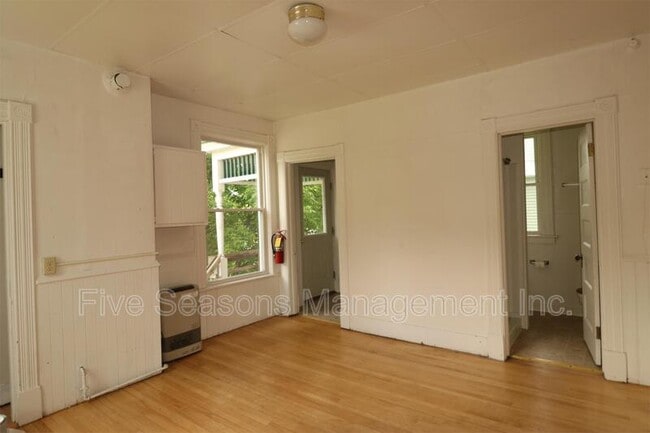 Building Photo - 134 Buell St