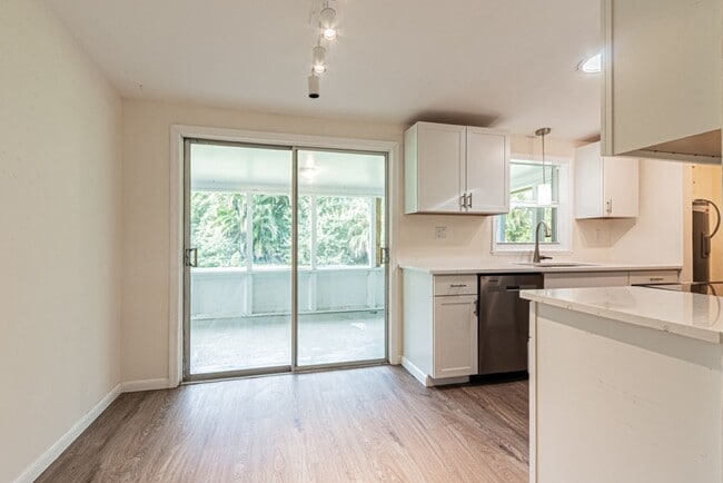 Building Photo - Annual Rental – Pet-Friendly Charming Napl...