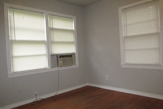 Building Photo - 2/1 with bonus room in Cherrywood Available August!