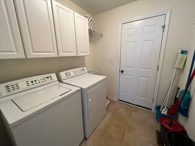 Building Photo - 722 Dolores Ln