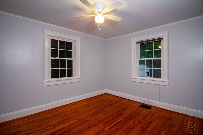 Building Photo - Prime location & Space!
