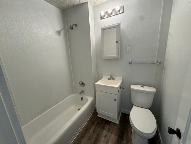Building Photo - For Rent – 4 Bedroom Home in Moline (Hamil...