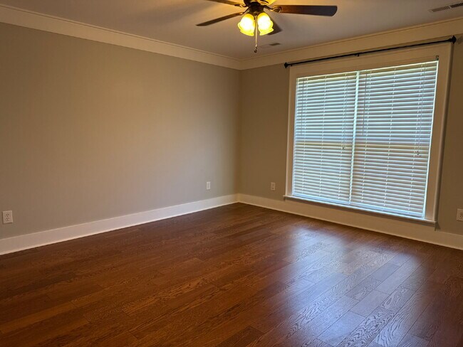 Building Photo - "Charming 4-Bed Oasis with Granite Finishe...